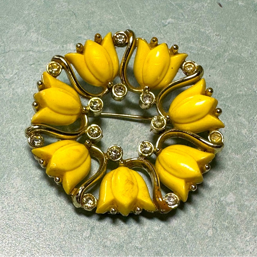 Vintage Kramer yellow plastic tulip circular brooch with gold tone